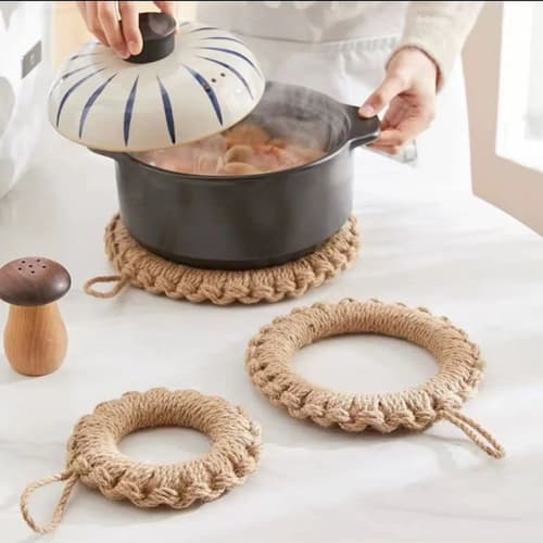 Stylish straw pot mat, heat-resistant, with hooks, perfect for iron kettles, pots, earthenware pots, and other ironware. A simple, decorative accessor