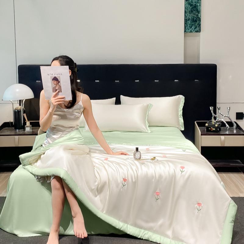 Mei Yun Ge Full Embroidery Series Water Washed Ice Silk Summer Quilt