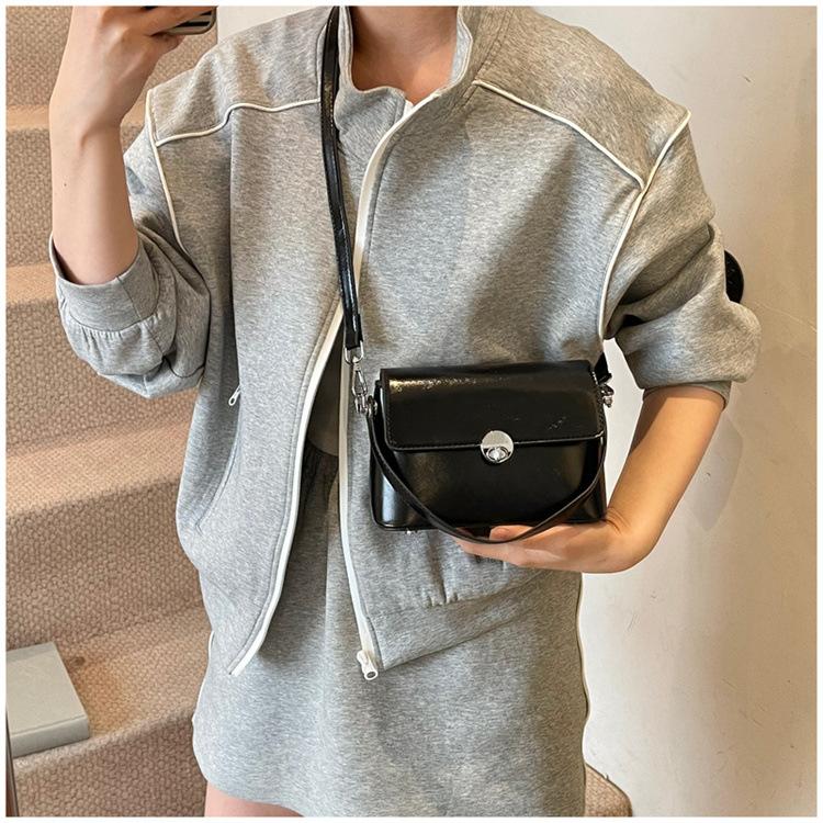 

Korean version of fashion underarm bag 2025 new niche texture shoulder small square bag candy color commuter baguette bag tide чорний