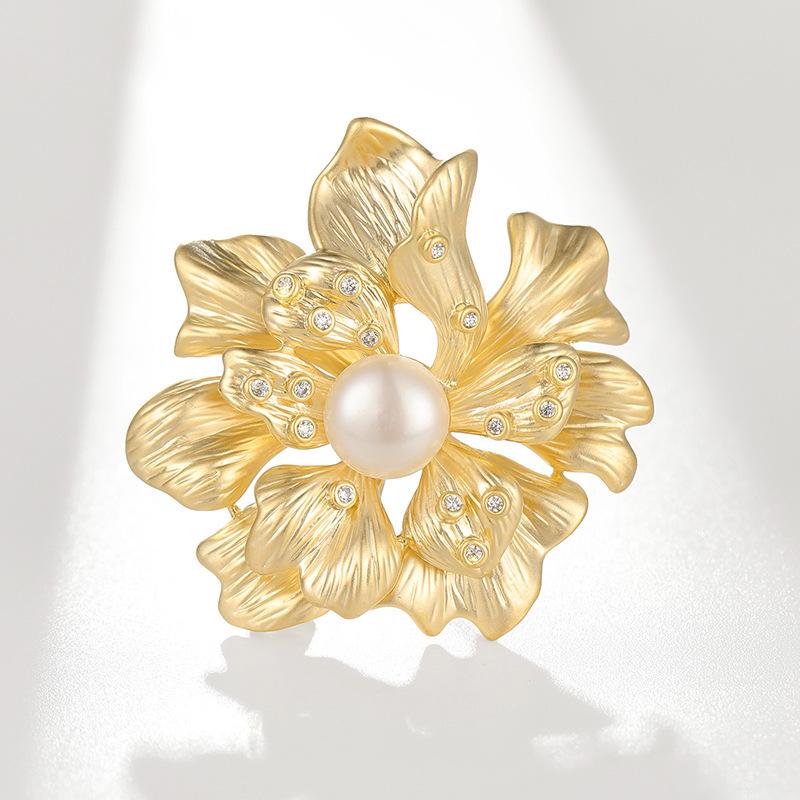 Bo Xin Yun Peony Brooch: Elegant High-End Chinese Style Pin for Suit or Cheongsam - Exquisite and Trendy Gift.