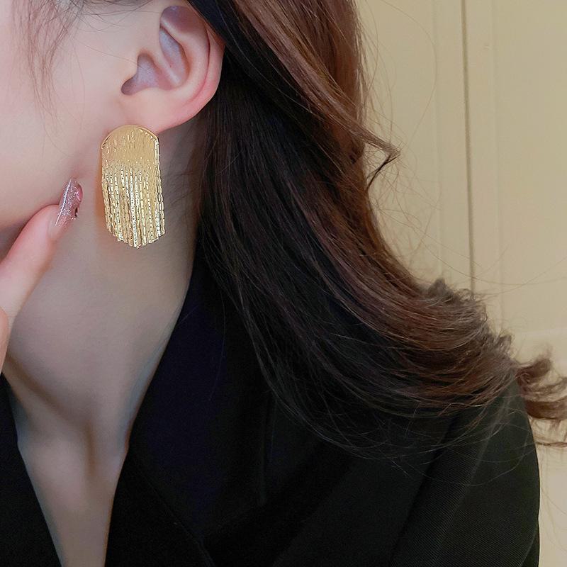 Náušnice se střapcem z dutých květů s postříbřenou jehlou a pozlacením - Evropský a americký niche design