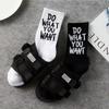 Lustige Buchstaben Korea Hip-Hop Street Skate Socken Strumpfwaren Frauen Hohe Qualität Schwarz Weiß Casual Baumwolle Kurze Socken Winter