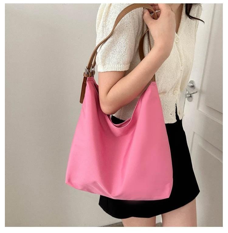 

Chic And Spacious Women s Tote Bag With Magnetic Closure And Interior Zipper Pocket троянди рожеві кольору
