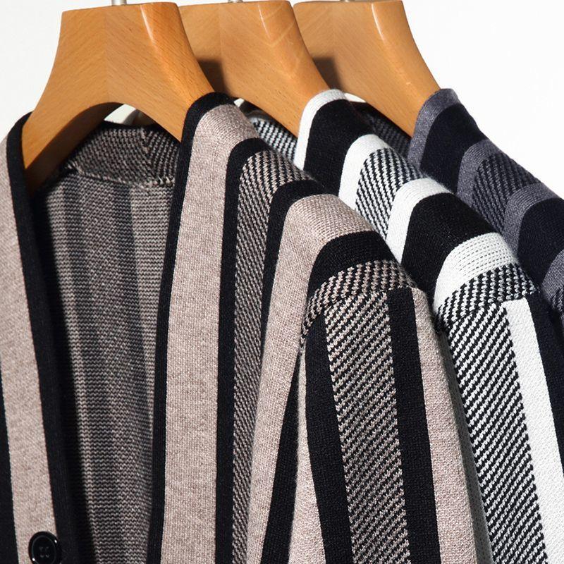 Neuer Herbst Winter Herren Strick V-Ausschnitt Cardigan Temperament Vielseitig Duftender Stil Modischer Koreanischer Kontrastpullover