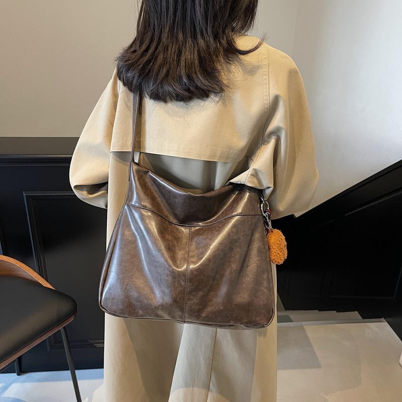 This Year, It Is Popular To Supply Large-capacity Women's Shoulder Bags 2025 New Retro Messenger Bags and Commuter Bags.