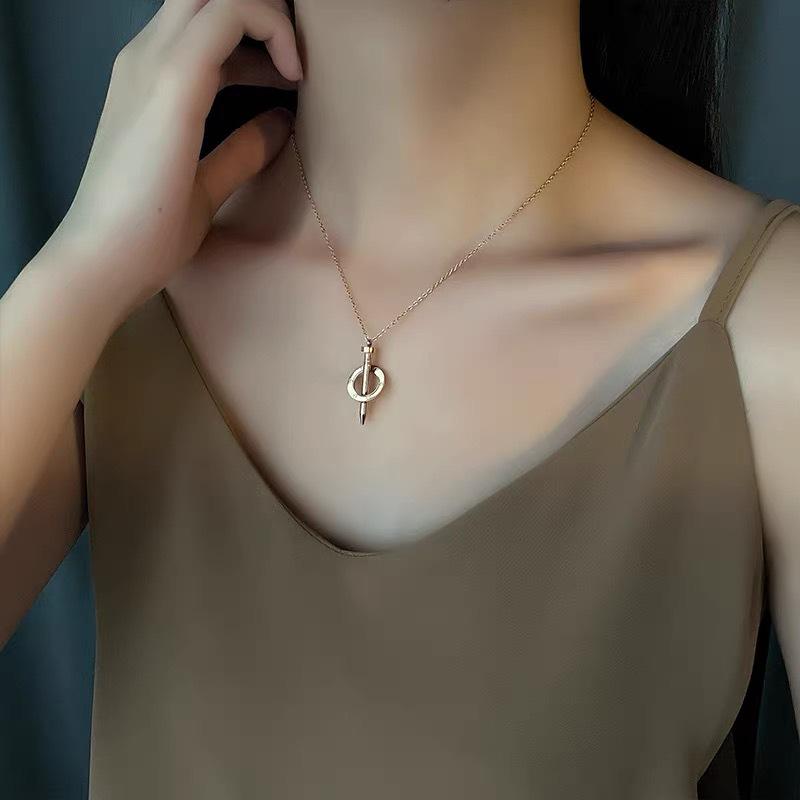 Luxurious Women's Titanium Steel Clavicle Necklace - Elegant, Simple, and Stylish