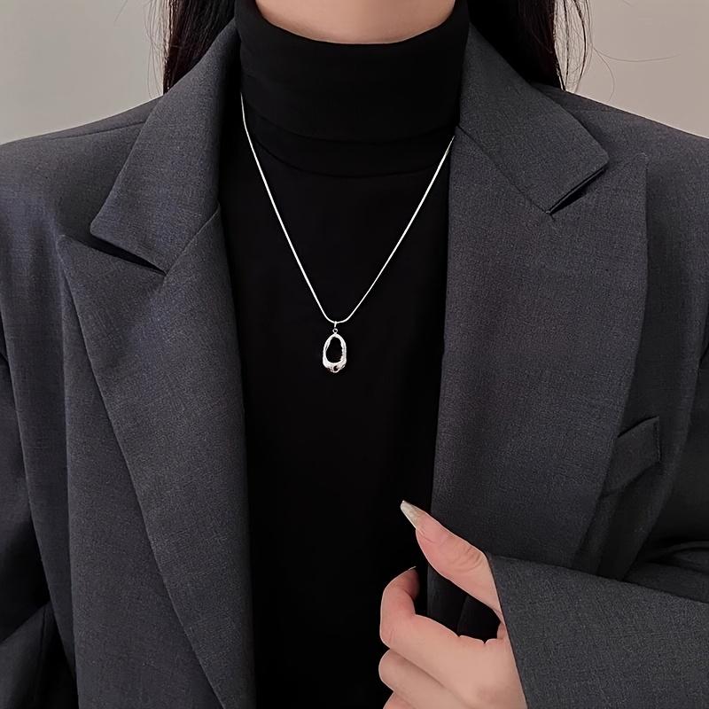 A Simple, Openwork Teardrop-shaped Five-pointed Star Long Necklace, an Ideal Choice for New Year's Day and Valentine's Day.