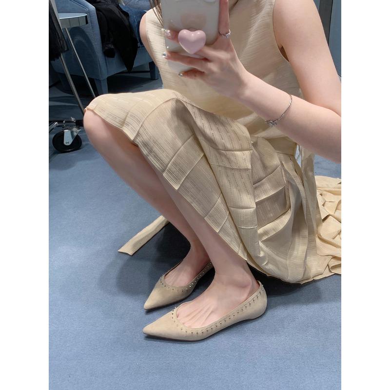 

~ Легкие туфли с острым носком из кожи однотонные универсальные с маленькой пряжкой-заклепкой на плоской подошве женские летние 40