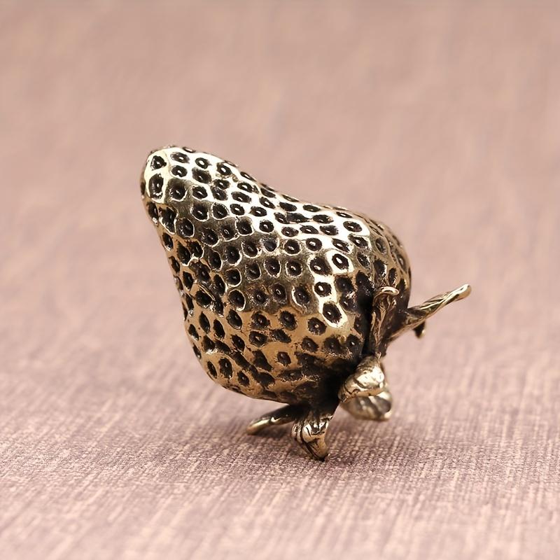 

1pc Copper-Finish Strawberry Ornament - Exquisite Simulation Craft for Bookshelf, Home, Office, and Tabletop Decor золотой