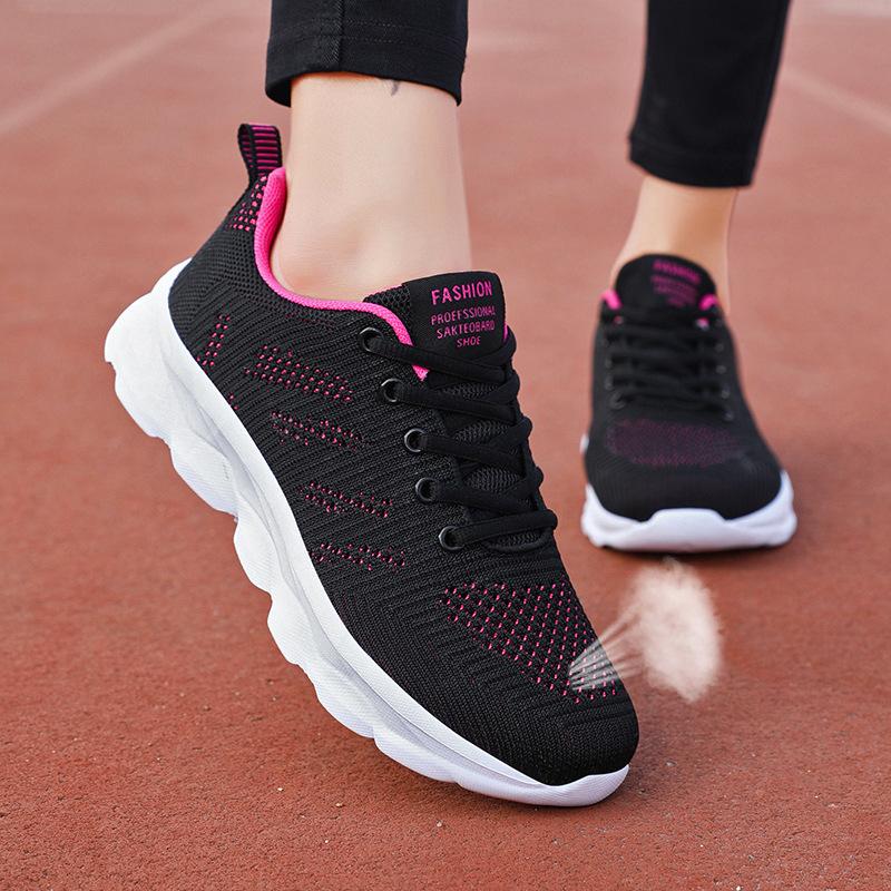 Summer new shoes, large mesh breathable sneakers, lightweight soft soles, built-up dancing shoes, running shoes