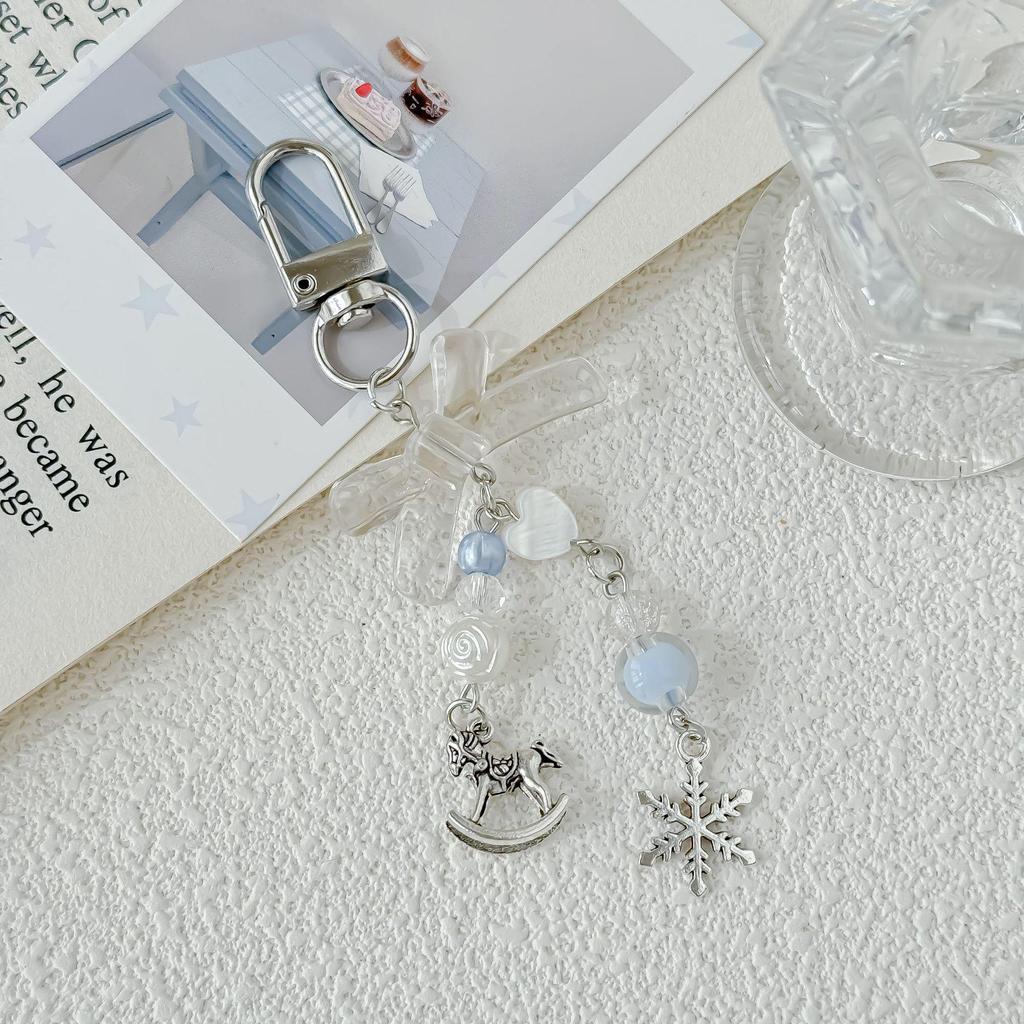 Zimní romance Vločka přívěsek na telefon s modrou mašlí klíčenka přívěsek