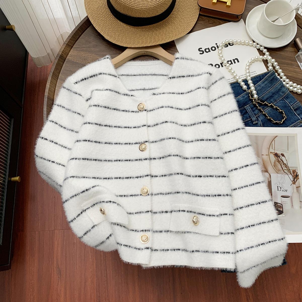 

Fashion temperament Small fragrant style striped round metal button false pocket crew neck sweater jacket female high-end celebrity 49-212 (average size) білий