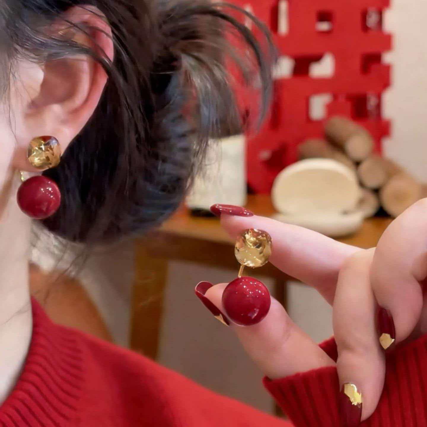 Elegant Cherry Red Stud Earrings for Women - Light Luxury and Versatile Festive Fashion красный