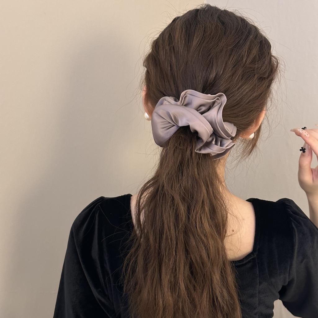 A Simple and Elegant French Retro High-end Black Ear-trimmed Flower Bud Satin Large Intestine Hair Tie