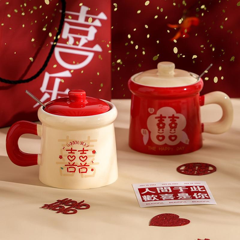 Couple cups, a pair of festive national style ceramic cups, wedding mugs with lids and spoons, Valentine's Day gifts, water cups, gift boxes.