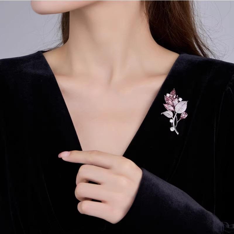 Elegante und raffinierte Orchideenbrosche für Damen, zarte und elegante Kristallbrosche, leichte Luxus- und Nischendesign-Brosche