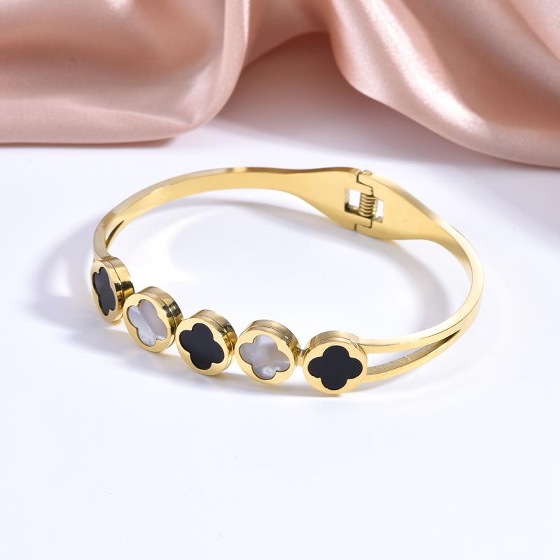 Pulseira aberta de aço inoxidável com trevo de quatro folhas e diamante incrustado em ouro rosa que não desbota