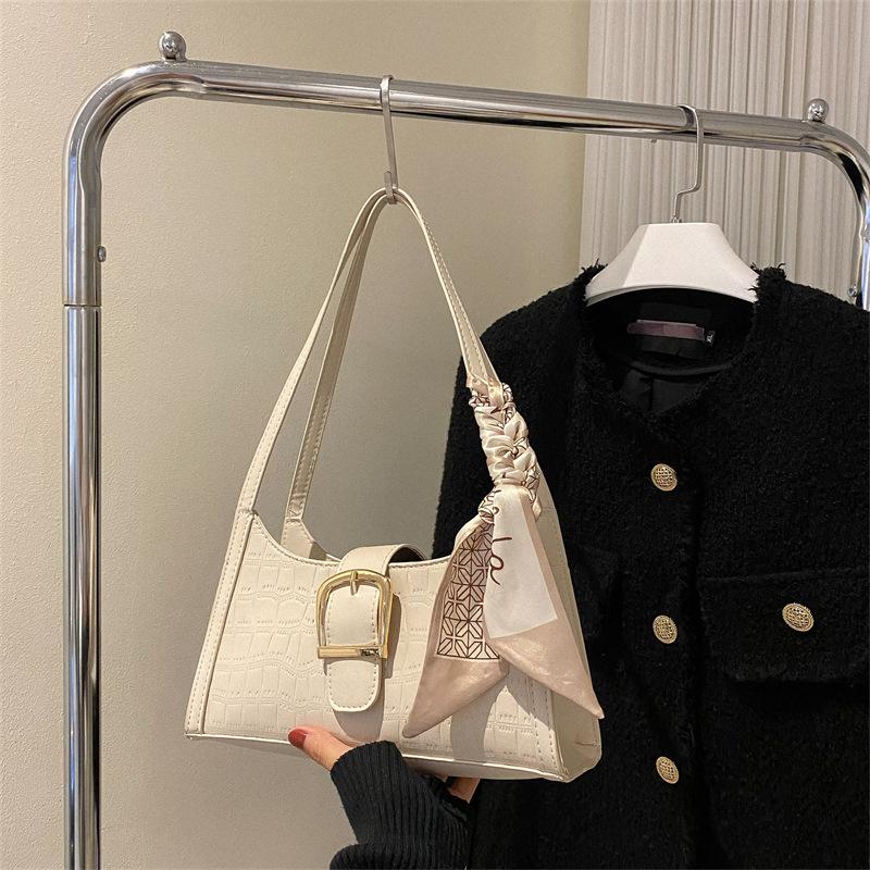 

Елітна жіноча сумка з нішевим дизайном 2024, нова весняна універсальна модна сумка через плече під пахвами. Сумка-багет. білий