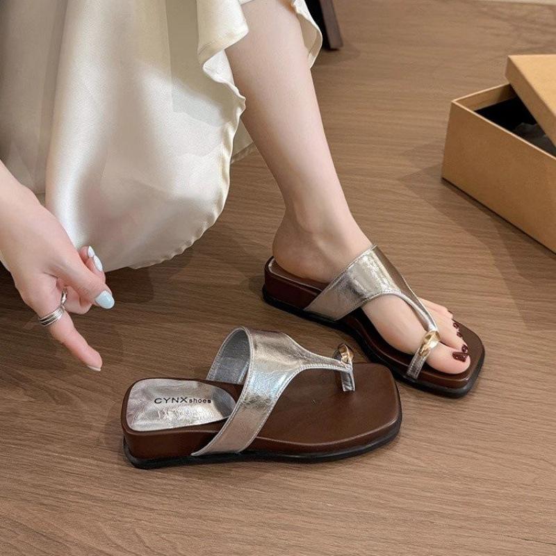Flache Zehensteg-Sandalen mit niedrigem Absatz, goldfarbenem Metall, Gummi-PU, Sommer-Oberbekleidung, neues Modell 2025 mit Rock, Strand-Flip-Flops