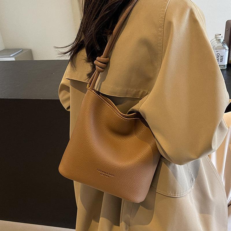 New Fashion Shoulder Bucket Bag Simple Personality Versatile Autumn and Winter Fashion Crossbody Temperament Women's Bag