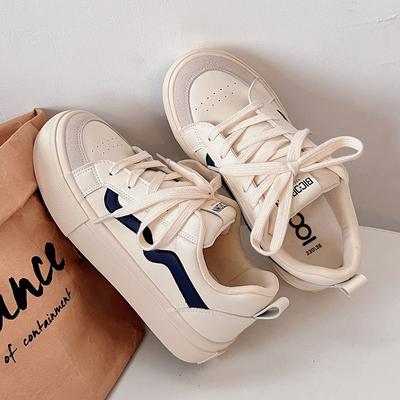 Kleine weiße Schuhe Damen beliebt 2024 neu dicksohlige erhöhende Canvas-Schuhe Design-Sinn Nische vielseitige Board-Schuhe Damen Freizeitschuhe