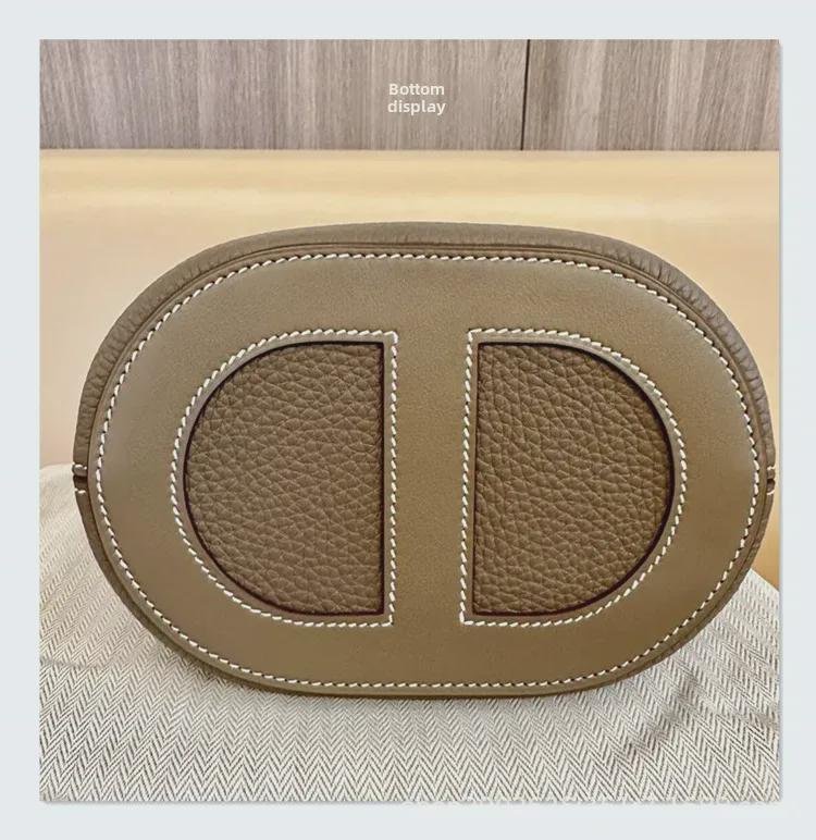 Handväska i äkta koskinn för kvinnor - Vår 2023 Hinkväska med Grisnäsa-design och Enkel Axelrem