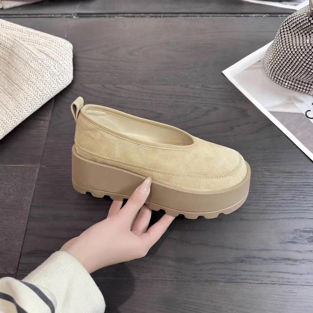 Petites et petites chaussures pour femmes à semelles compensées intérieures 2025 printemps nouvelles chaussures décontractées à enfiler chaussures simples à bouche basse à semelle souple
