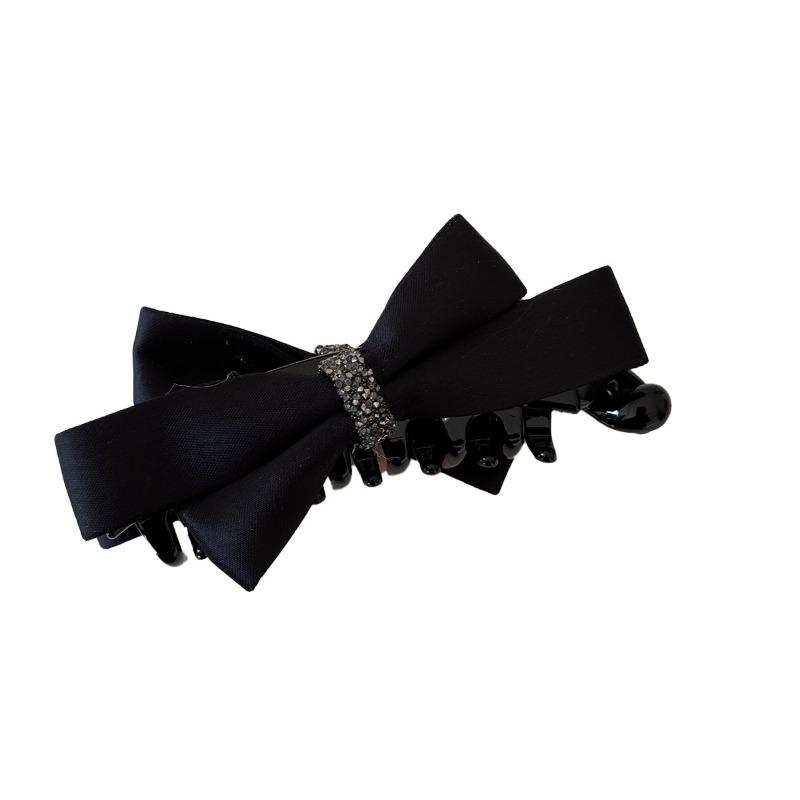 Butterfly Hairpin Adds An Elegant Touch To The Back of The Head, Creating A Sophisticated Look. The Ponytail Style Is Trendy.