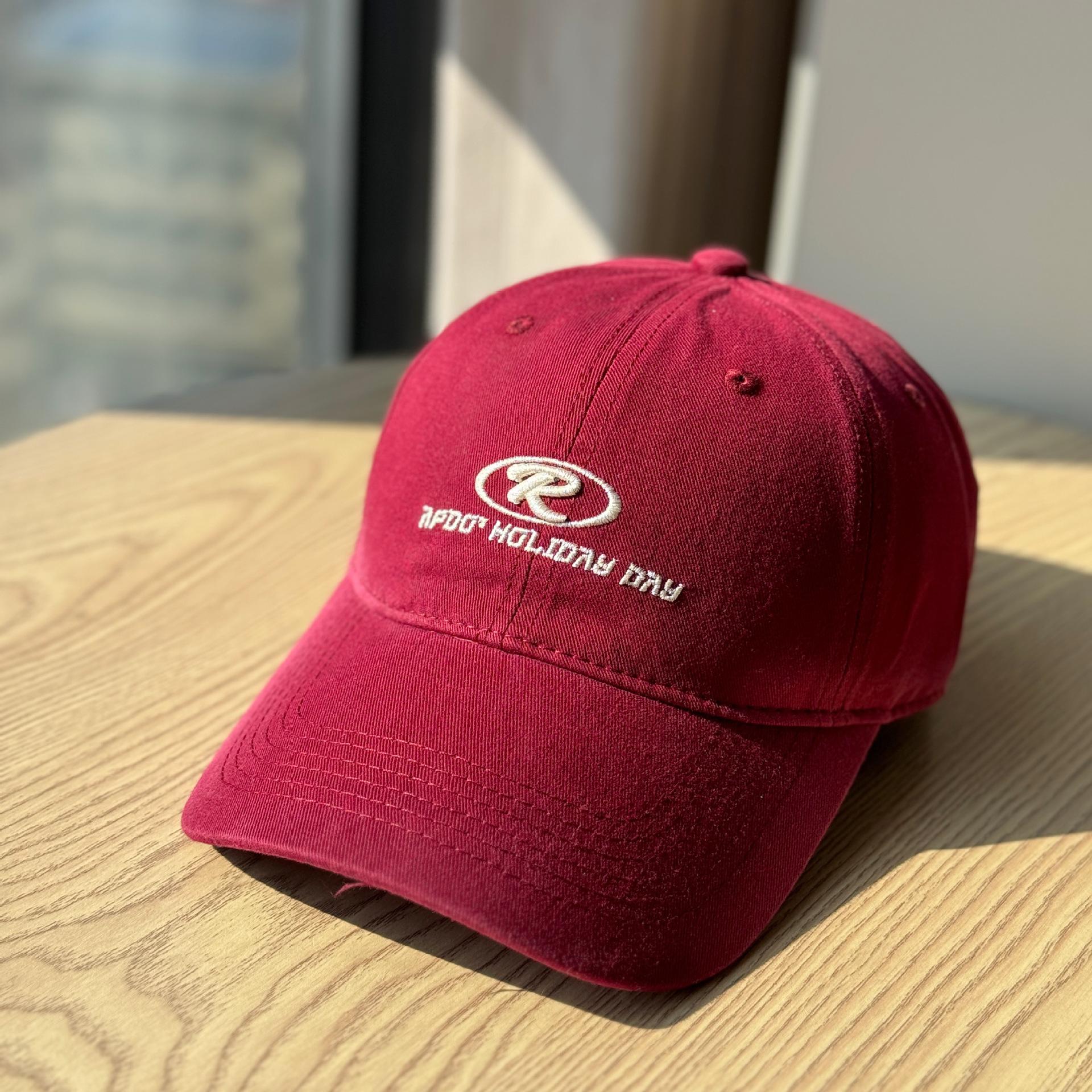 

New casual simple embroidered soft-top baseball cap for women in summer2026New trendy cap with a wide brim that makes the face look smaller Adult54-60Adjustable вина червоного кольору