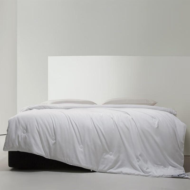 

KENZO Tiger Head Silk Duvet