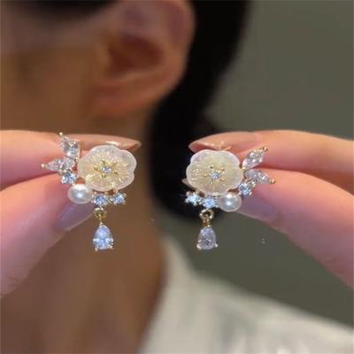 Kadın İçin Yeni Geometrik İnci Çiçek Elmas Taklidi Küpeler Moda Kore Takıları Mizaç Kızın Günlük Kullanım Küpeleri
