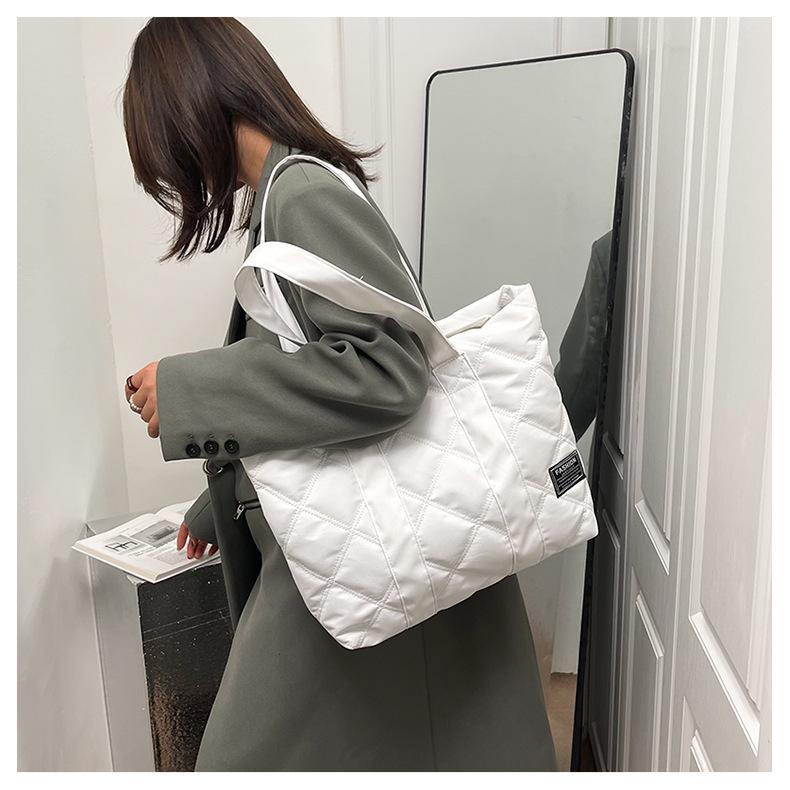 2024 Trendy Jednobarevná Velká Prošívaná Taška přes Rameno pro Ženy - Jednoduchý Design z Oxfordské Látky