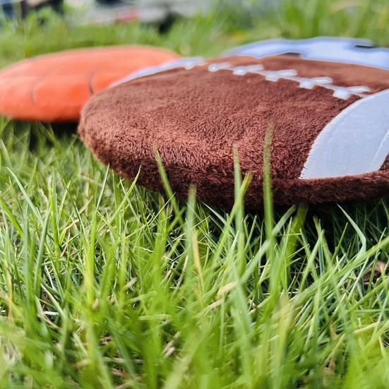 Brinquedo para Cão Bola Plana Disco Voador Macio de Pelúcia Brinquedo Mastigável com Apito Bola de Futebol Basquete Rugby Brinquedo de Buscar para Filhote Alívio da Ansiedade da Dentição Brincadeira Interativa