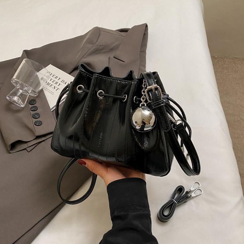 2024 New Work Bag Women's Pleated Crossbody Bag Summer Design Shoulder Bag Bucket Bag