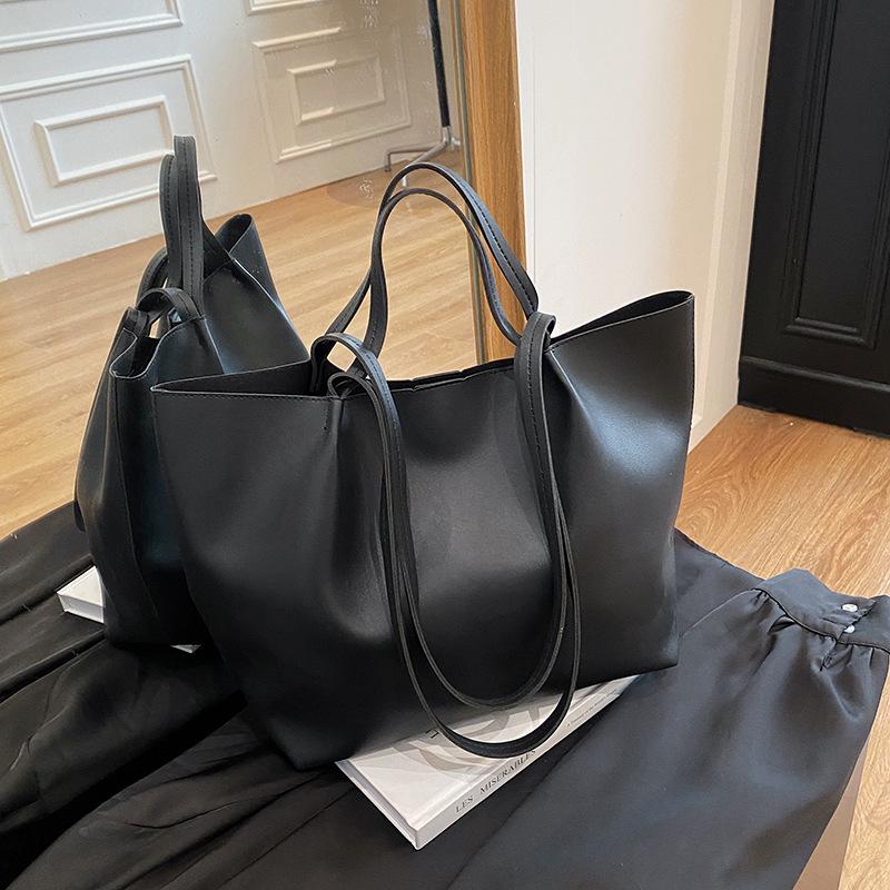 

New tote bag popular shoulder armpit bag high sense large capacity commuting simple portable women s bag