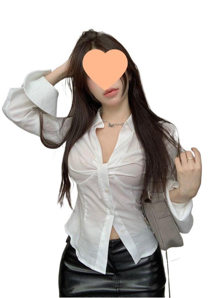 Dámská bílá plisovaná halenka s V-výstřihem a dlouhým rukávem - Francouzský šik, úzký střih