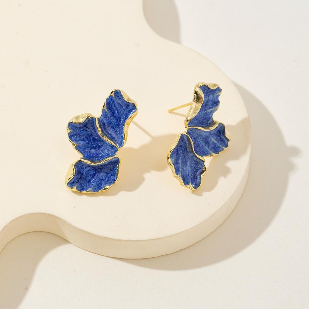 Metal Flower Cream Stud Earrings for Women Fashion Gold Color Plating Irregular Post Earrings Heavy Design Statement Earring