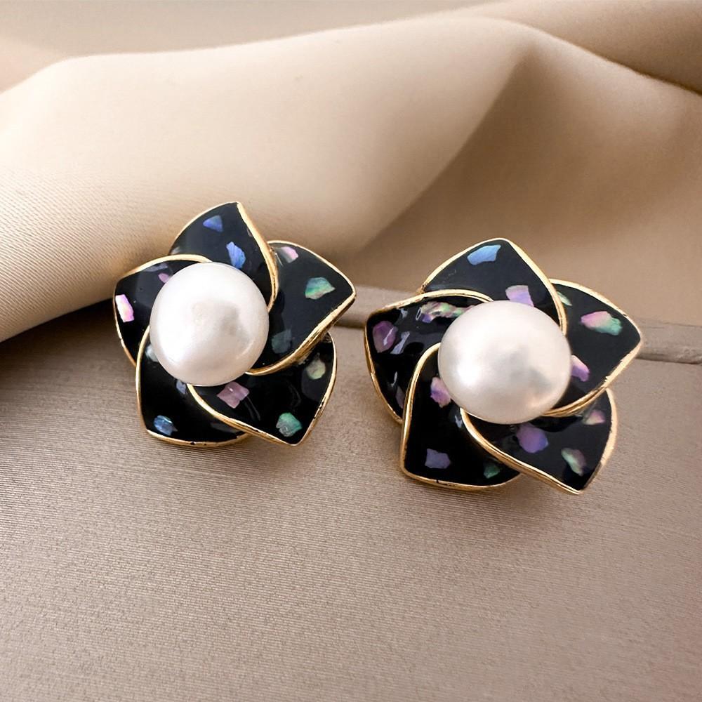 Elegant White Flower Shell Earrings Women's Temperament Niche Design Pearl Stud Earrings for Female Wedding Party Jewelry Gifts