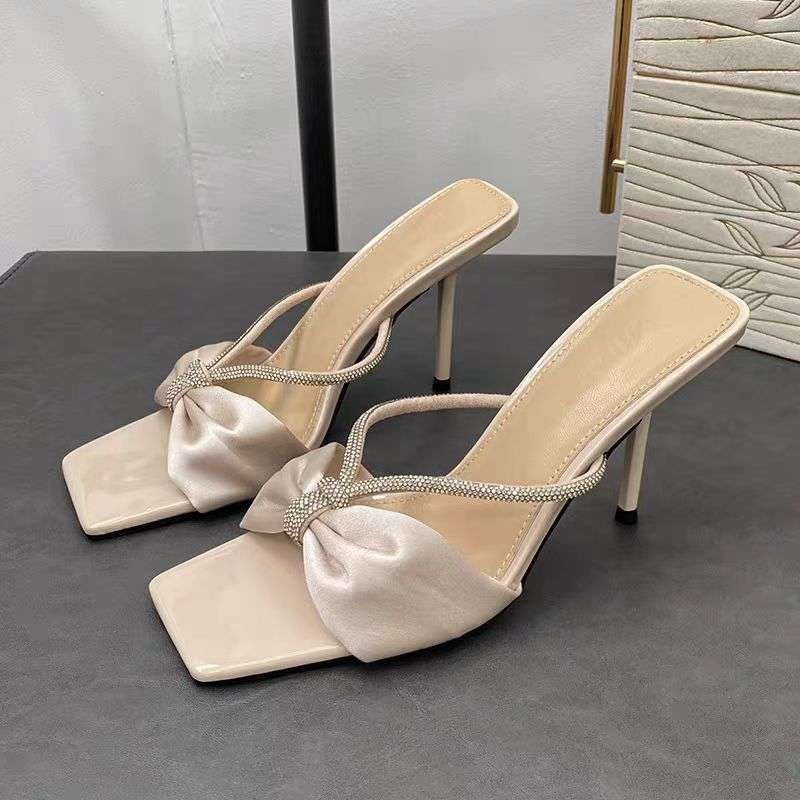 

Стиль сяосянфэн сандалии женская юбка 2025 лето взрыв тонкий каблук квадратный носок открытый носок иностранный стиль носить высокий каблук крутые шлепанцы 42