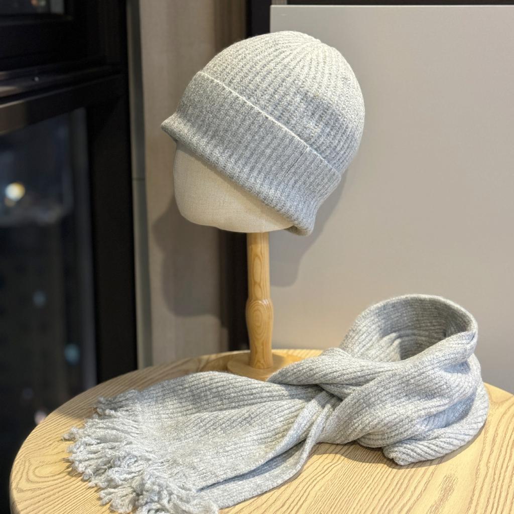 Gestrickte Mütze und Schal Zweiteiliges Set für Damen im Herbst und Winter Vielseitige Warme und Verdickte Kälteabweisende Kleine Wollmütze, die das Gesicht zeigt