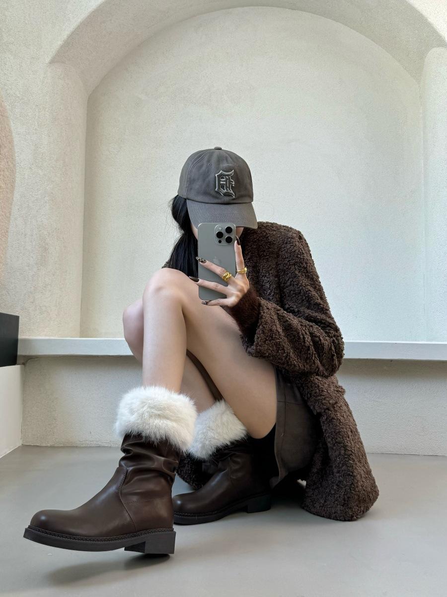 

Coarse heel French British style square head short boots women s boots 2025 new autumn and winter plush boots 40 темно-коричневого