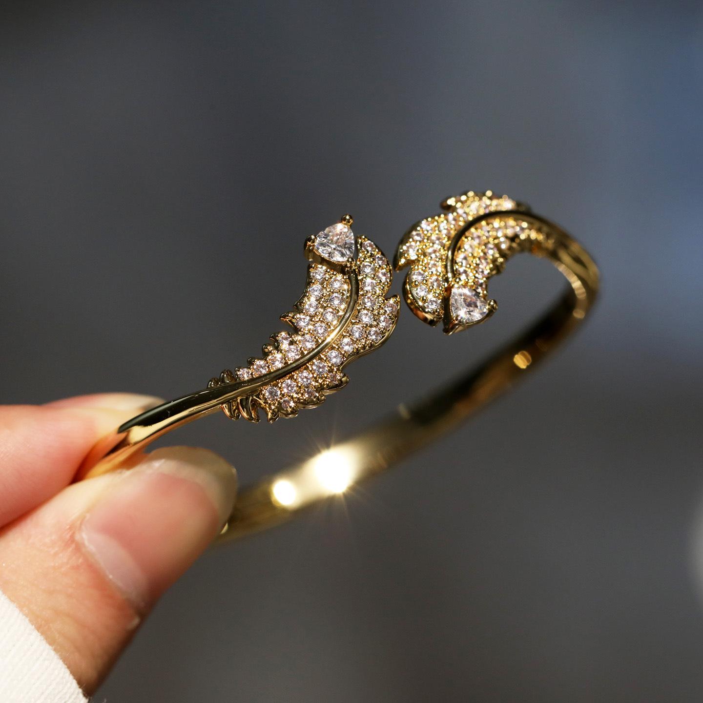 2026 High-end Light Luxury Zircon Feather Flower Bracelet, Seiko High-quality 18K Bracelet Jewelry  Resizable