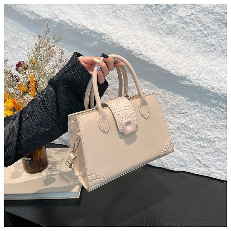 High-value fashion handbag 2025 spring new niche design versatile ins shoulder messenger bag small square bag