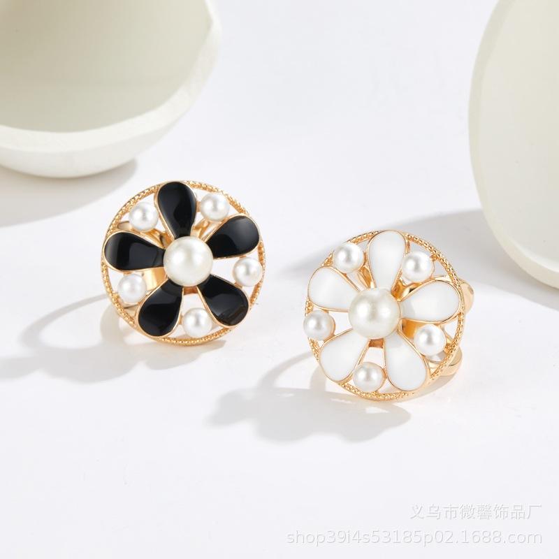 

Exquisite light luxury small fragrant black and white flower silk scarf buckle, Mori fashion classic pearl silk scarf buckle