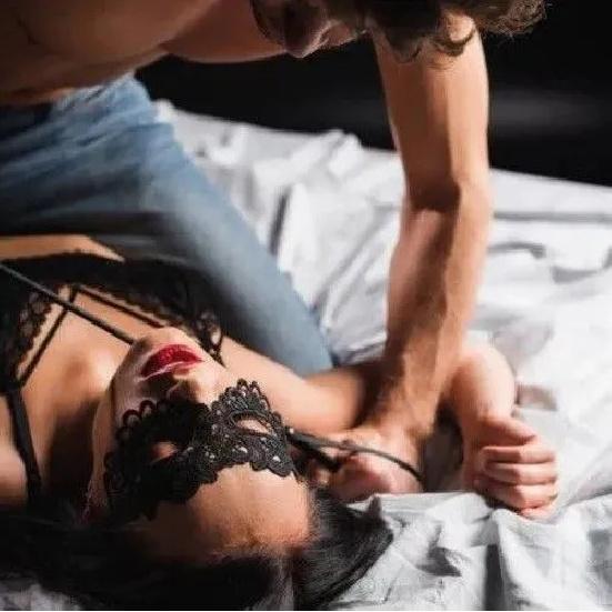 Sexy Damen-Spitzenmaske für Halloween-Maskerade und Dessous-Partys - Halbes Gesicht, durchbrochenes Design