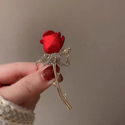 Fashion Red Rose Flower Brooches For Women Elegant Exquisite Shiny Rhinestone Flower Lapel Pins Wedding Party Badge Jewelry Gift