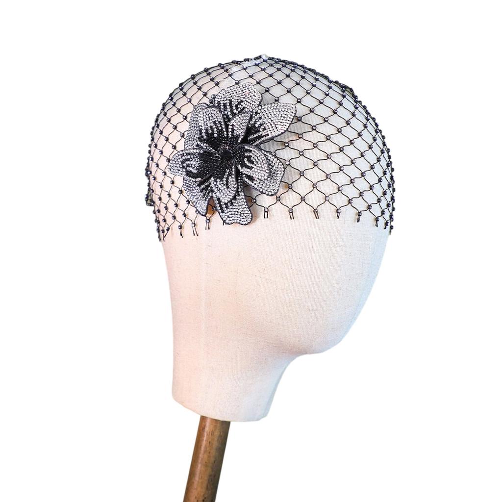 Leichter Nettschleier mit Kristallblumen-Design für Brautpartys und besondere Anlässe