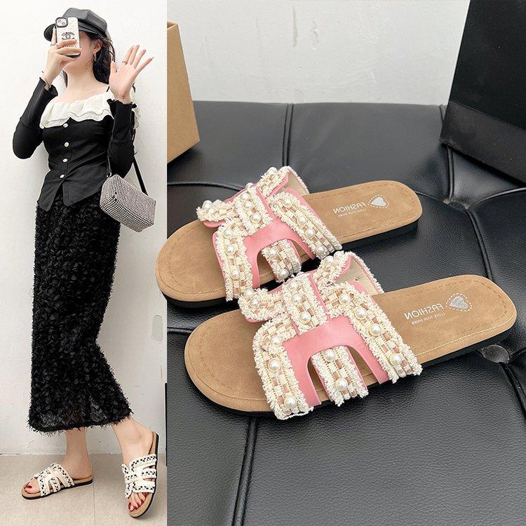 Xiaoxiangfeng Flat-bottomed Slippers Women's Summer 2025 New Outer Wear Fashion Pearl Soft-bottomed French with Skirt Cool Slippers