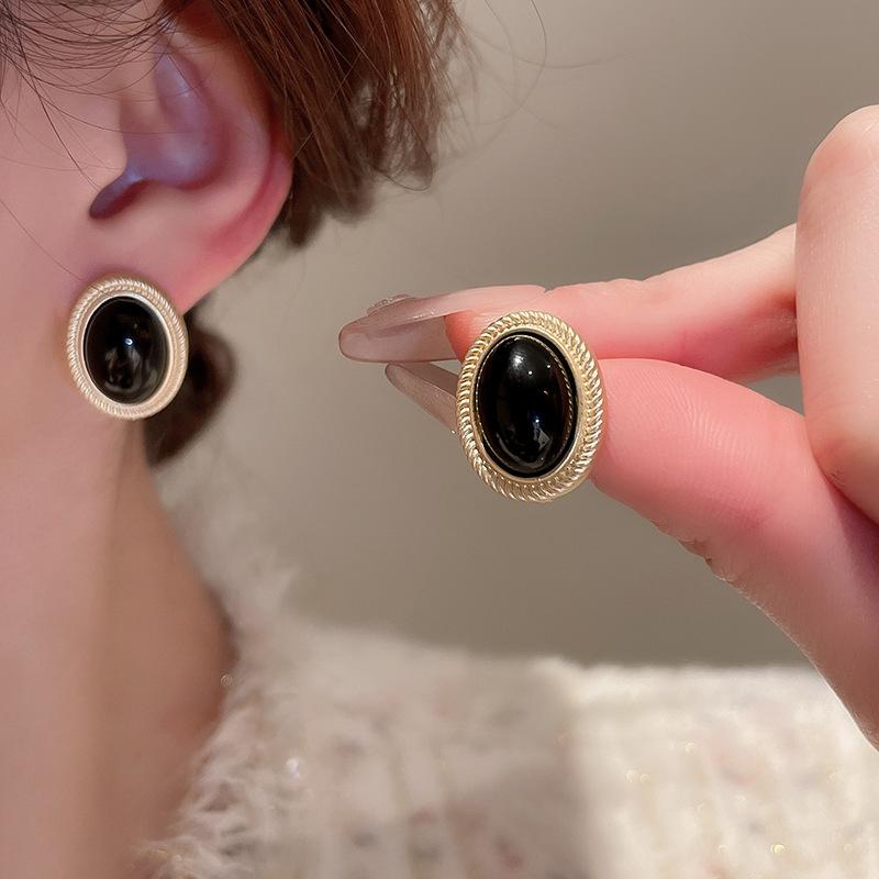 

Vintage Metal Threaded Oval Geometric Stud Earrings for Women Luxury Black Crystal Irregular Earrings Party Zircon Accessories