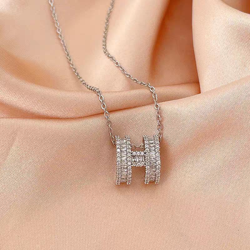 Diamond-Shaped Retro Ladies' Necklace: Elegant Design, Lightweight Luxury, Versatile Clavicle Chain.